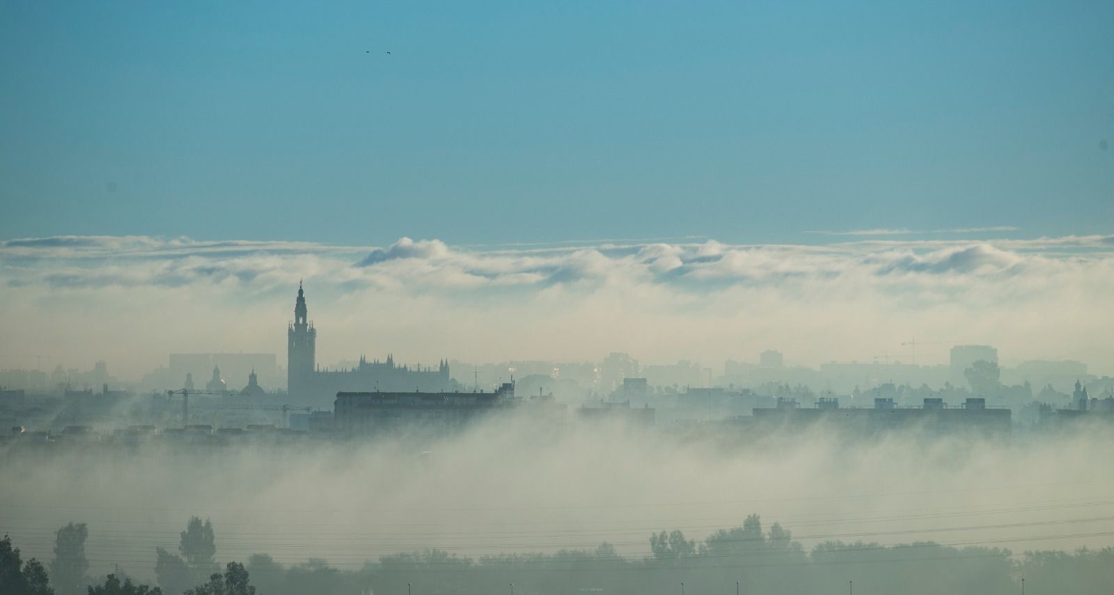 Una espectacular vista de la ciudad entre nubes.