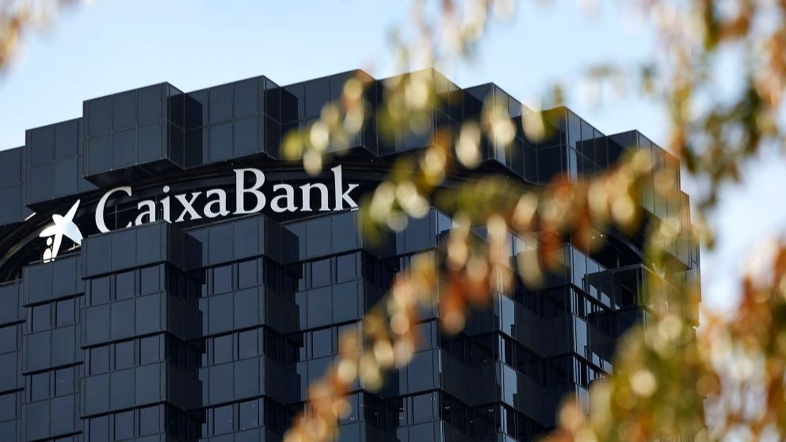 CaixaBank gana 5.891 millones en 2025 y cumple con los objetivos del primer año del plan estratégico
