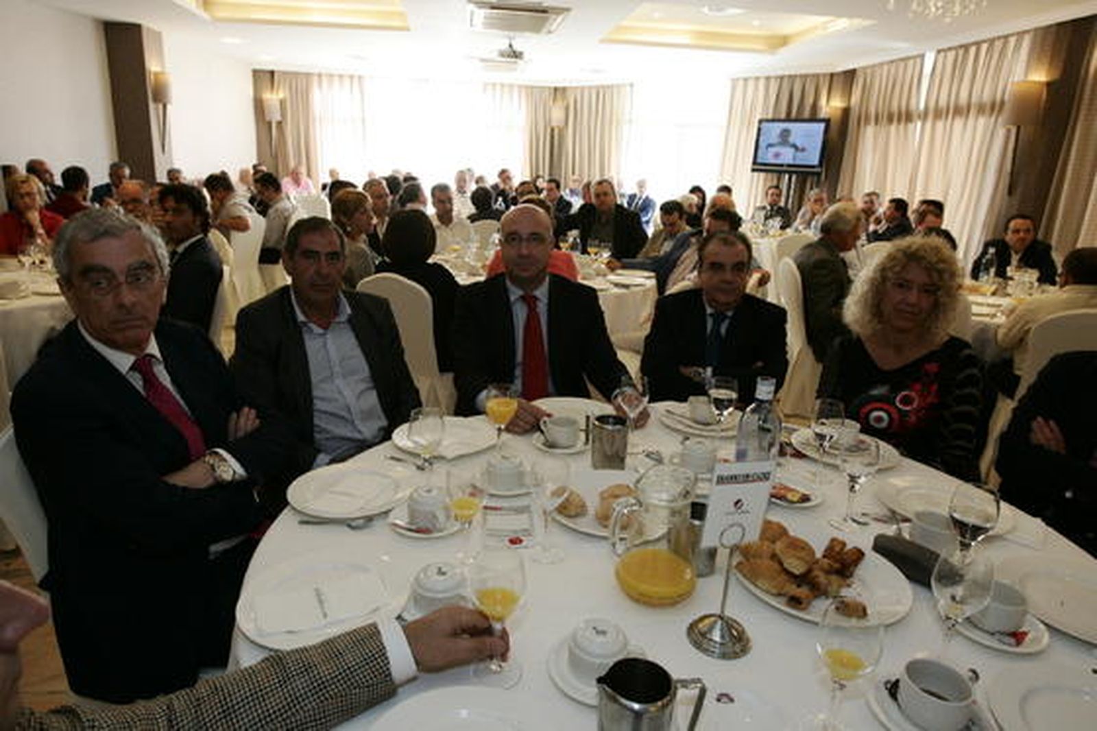 José Cano, presidente de Asempal, José Morcillo, Francisco Piña (director del Área de Empresas del Banco Santander en Andalucía Oriental), Lorenzo Espinosa y Luisa Pérez durante la intervención de la consejera y posterior debate

Foto: Javier Alonso / Rafael G.