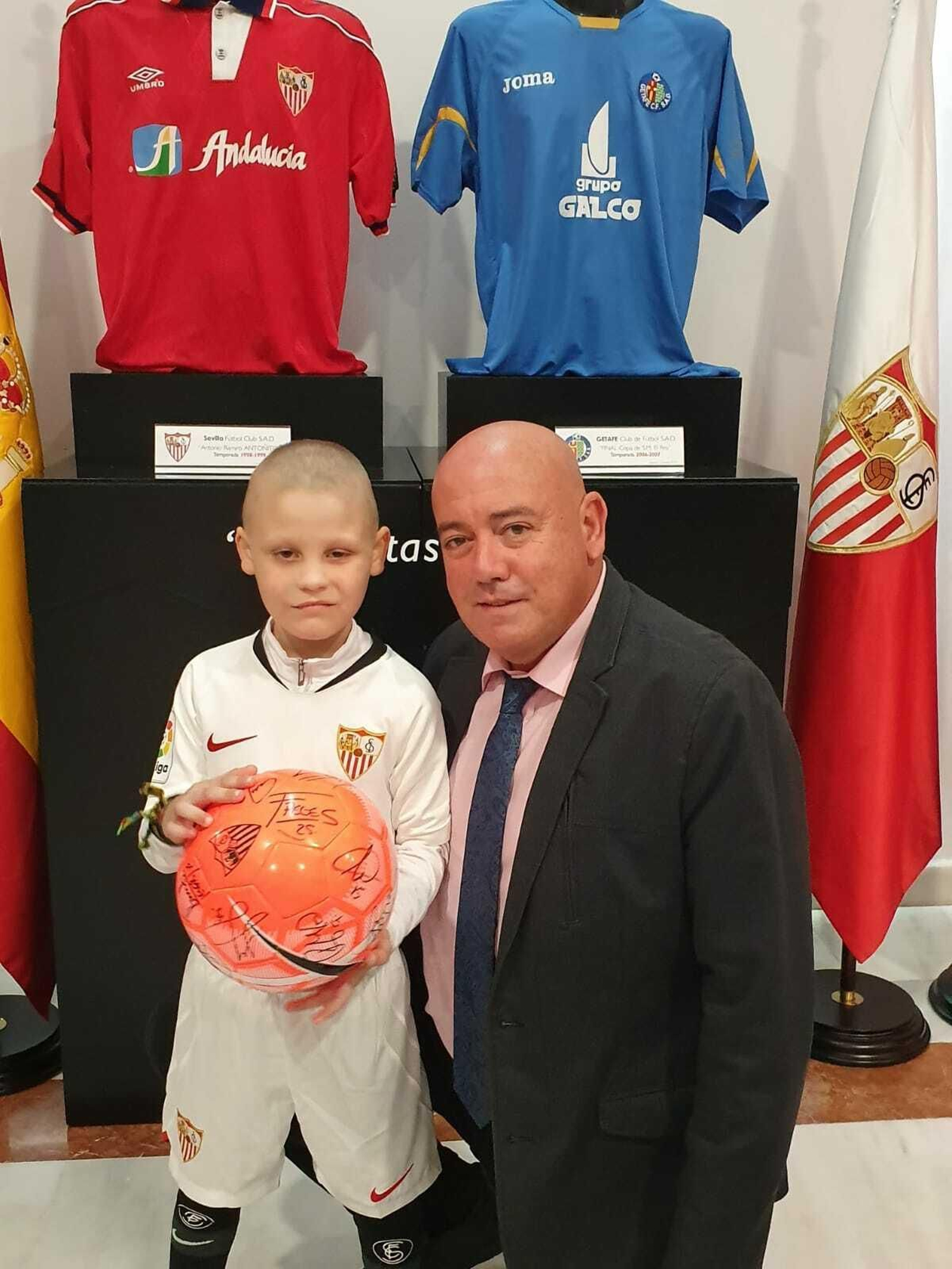 Nacho, feliz junto a Pedro Gutiérrez, presidente de la peña Sevillistas en Xerez.