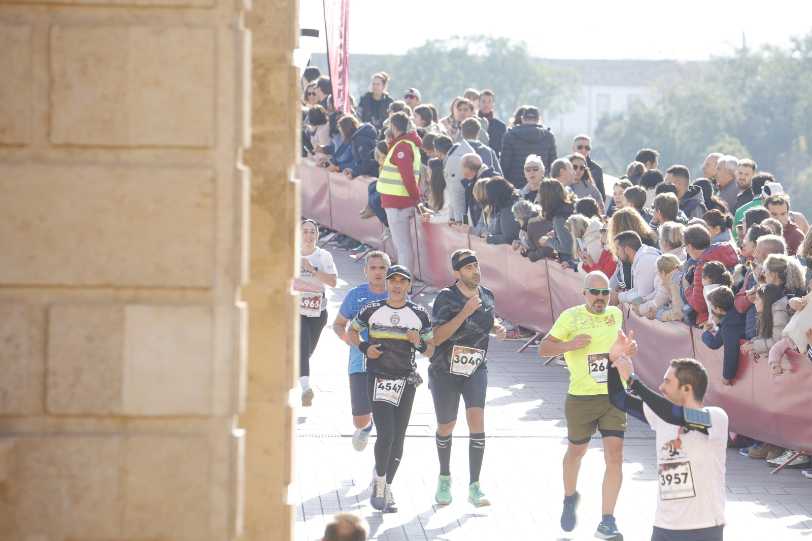 Media Maratón de Córdoba 2023: La gloria de cruzar la Puerta del Puente, en imágenes