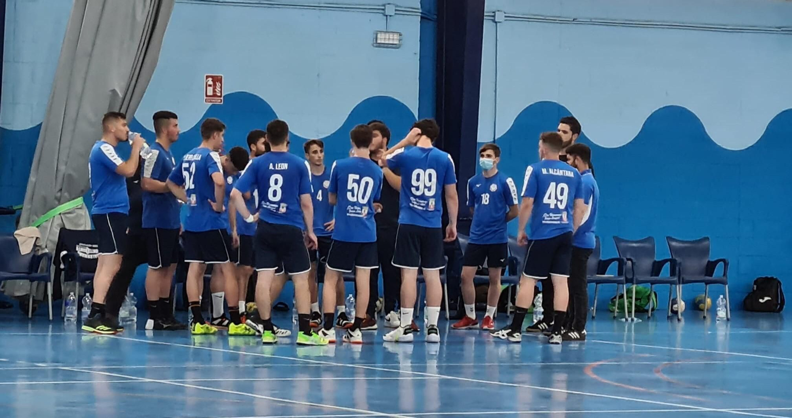 Los jugadores del Montequinto atienden a su entrenador en un tiempo muerto.