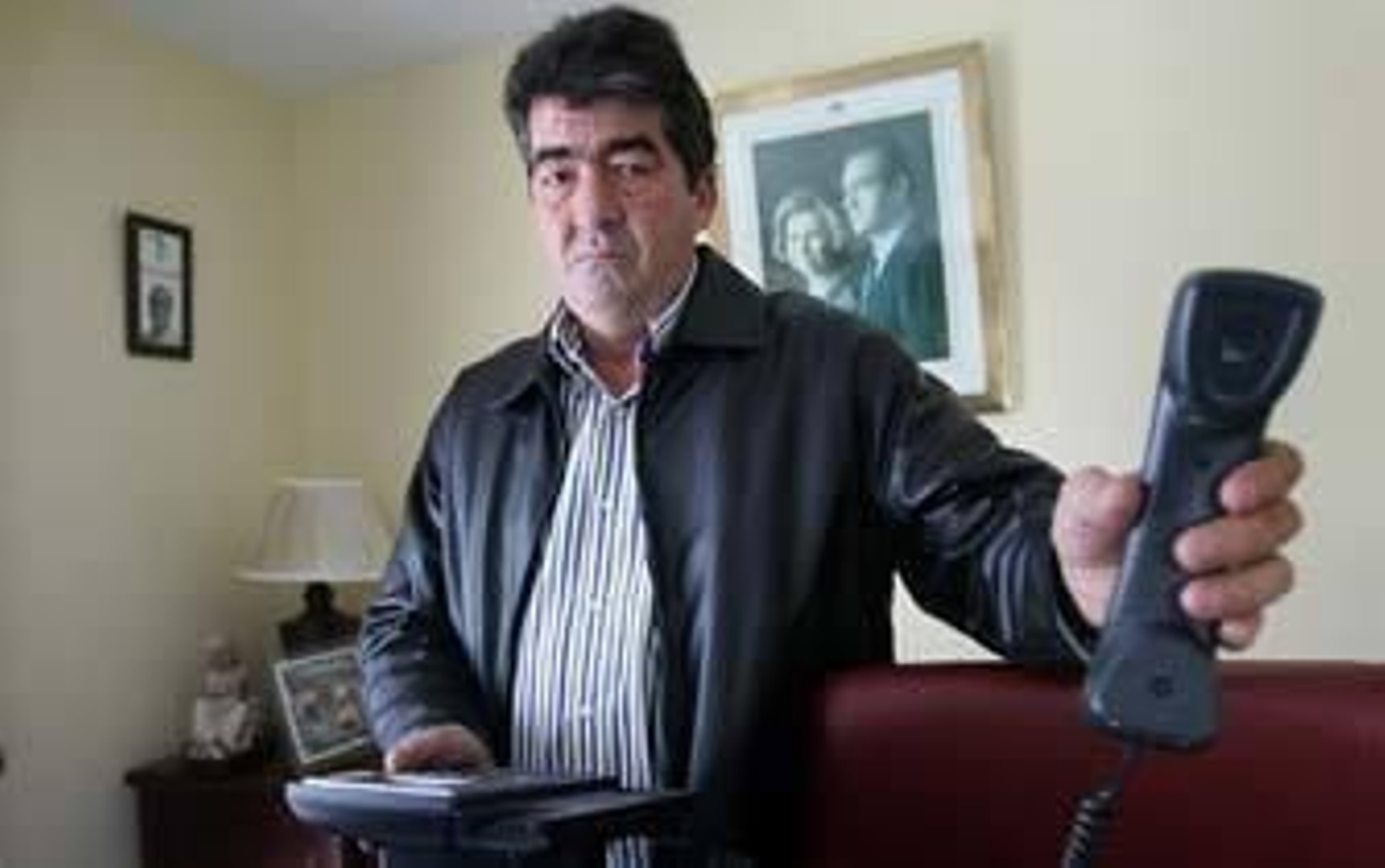 Antonio Ramos, alcalde de San Isidro, posa con un teléfono que carece de línea desde el pasado 28 de diciembre.  Foto: Pascual