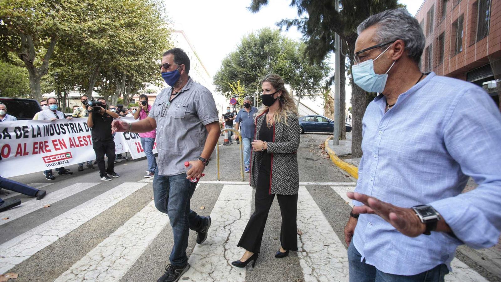 La delegada con los representantes sindicales.
