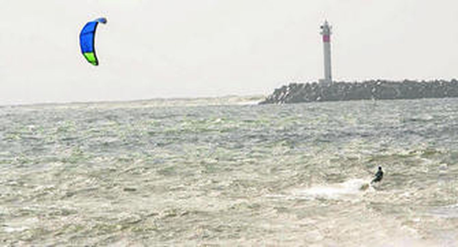 Un kitesurfista navegando en Mazagón.