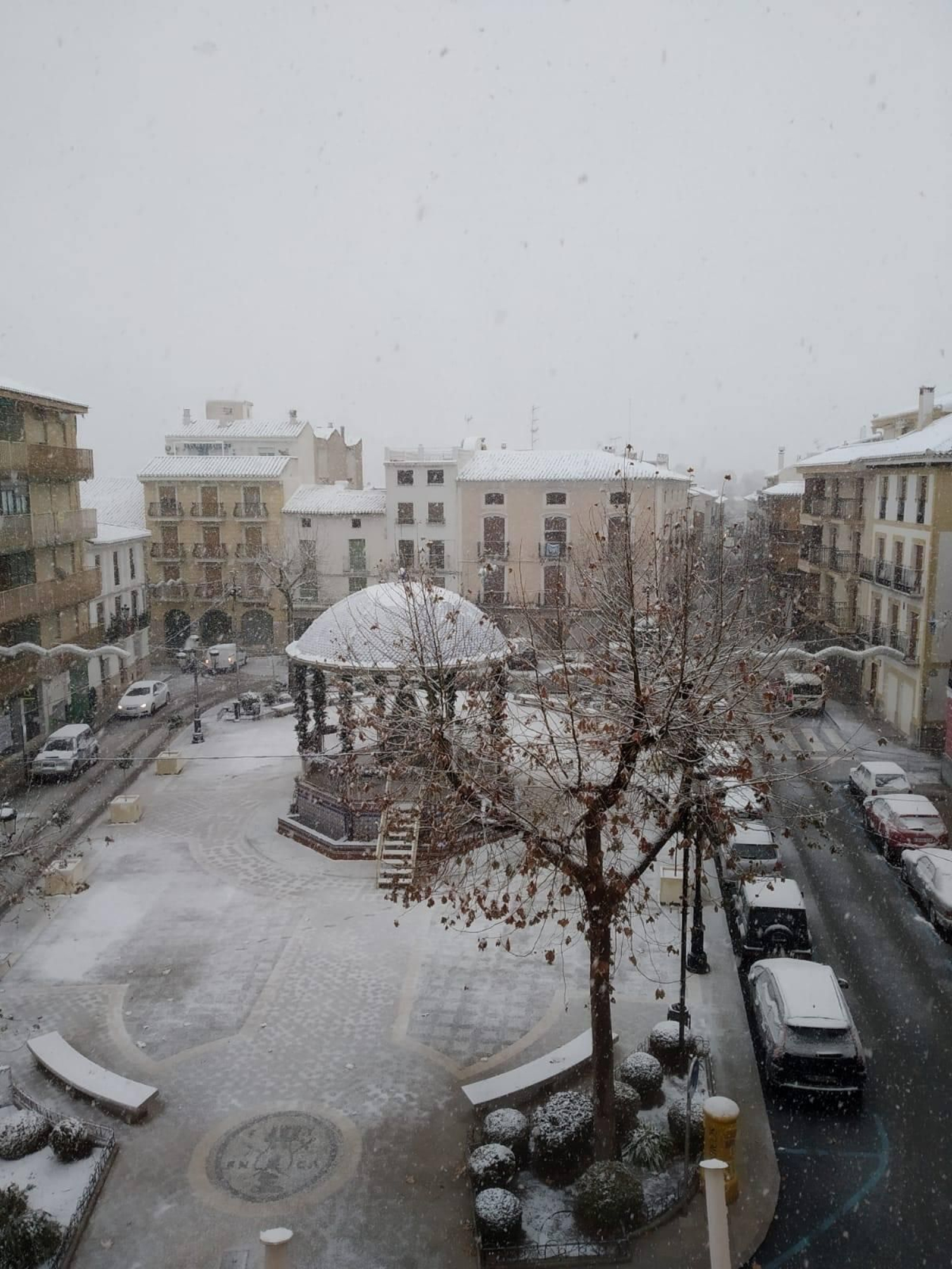 La Plaza Mayor de Huéscar, durante los primeros instantes de la nevada de ayer.