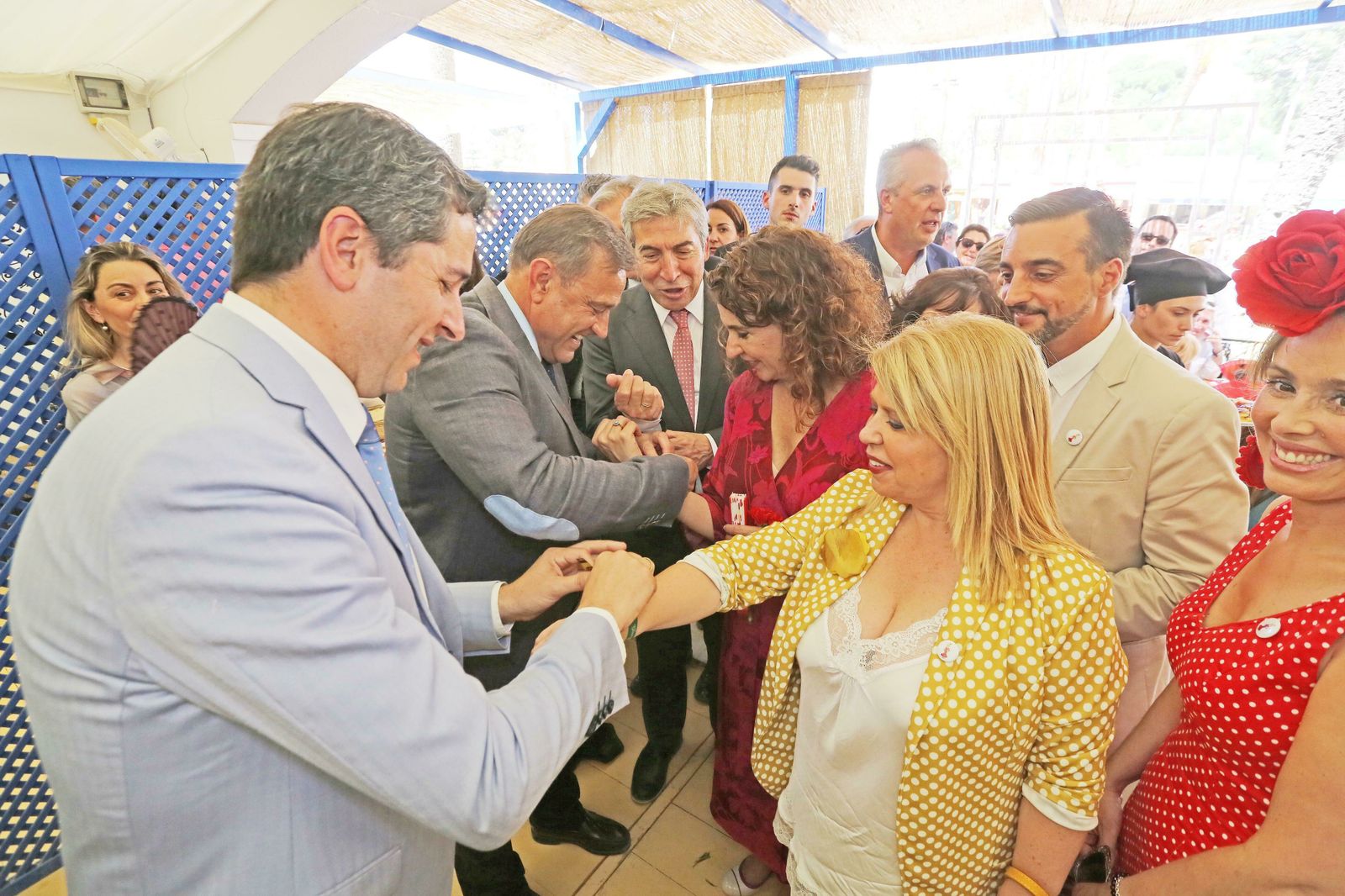 Alfonso Rodríguez y Luis Martín, coronel y teniente coronel de la Guardia Civil, colocan a la ministra y a la alcaldesa las pulseras del 175 aniversario de la fundación de la Benémerita.