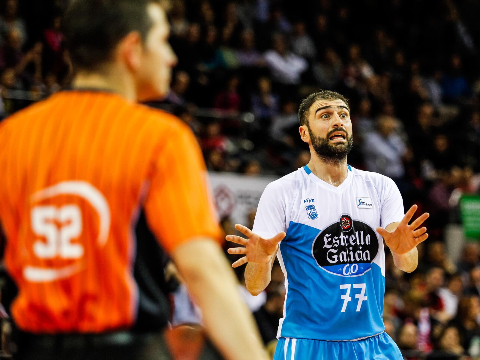 Kostas Vasileiadis gesticula durante un partido.