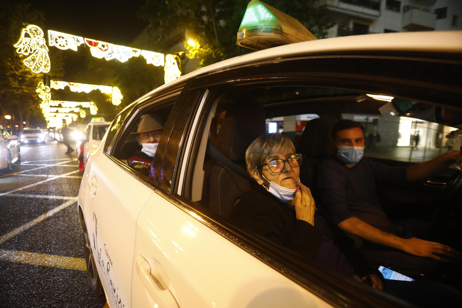 Las imágenes del Paseo de la Ilusión en taxi por Córdoba para mostrar las luces de Navidad a los mayores Las imágenes del Paseo de la Ilusión en taxi por Córdoba para mostrar las luces de Navidad a los mayores