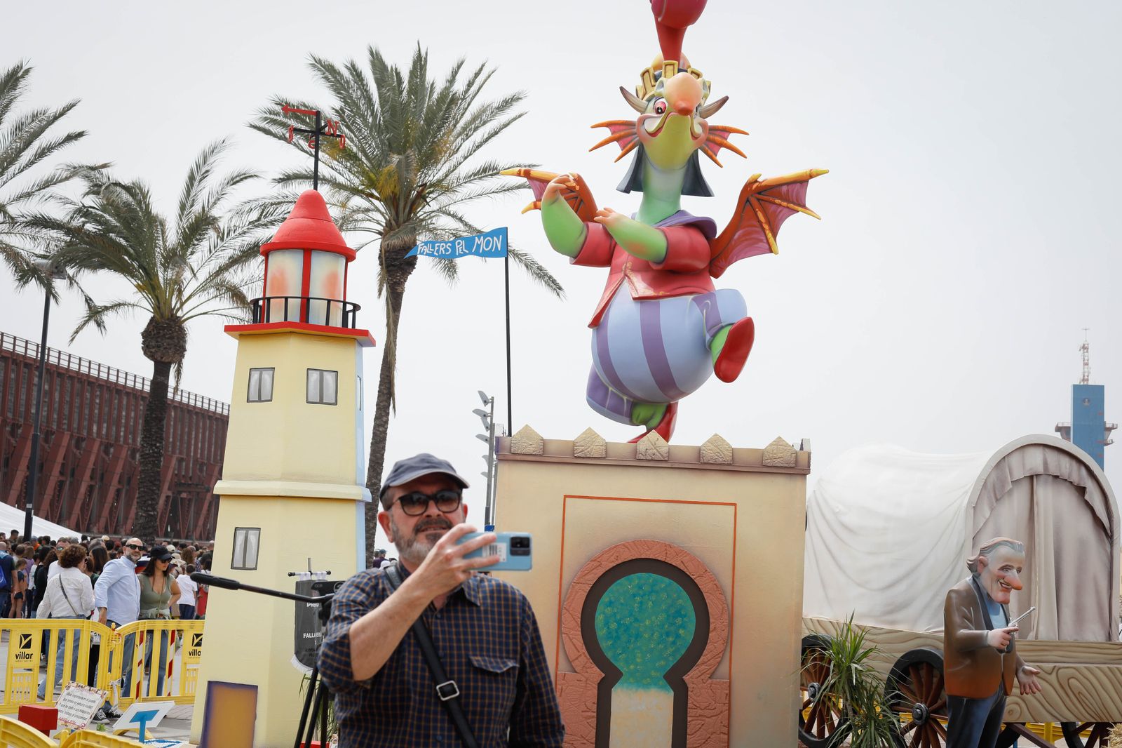 Las mejores imágenes de la "Globotá" en las fallas de Almería