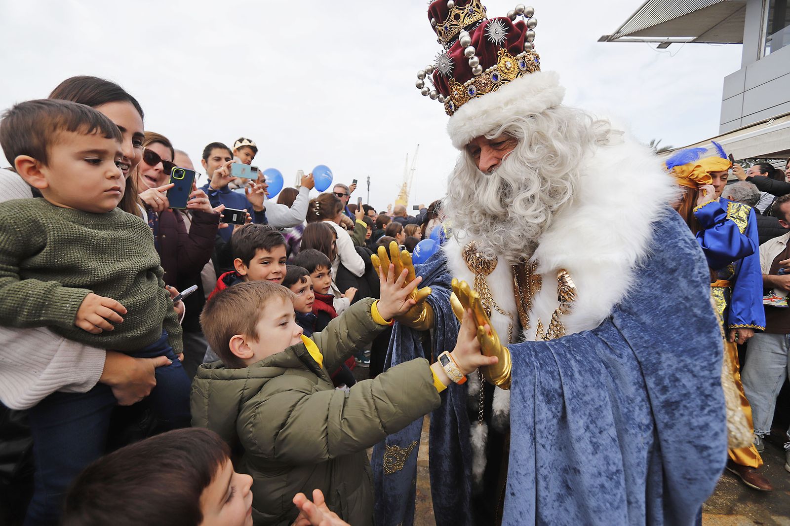 Imágenes de la mágica llegada de los Reyes Magos y la Estrella de la Ilusión a Huelva en barco