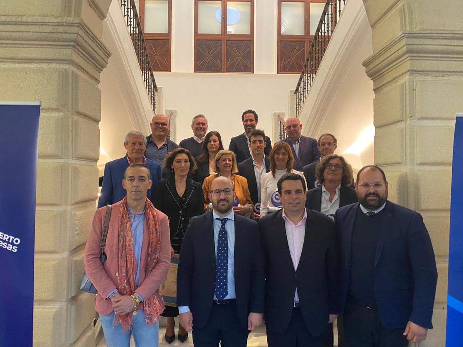 Los galardonados con el premio 'El Puerto Empresa 2022', junto a los representantes municipales.