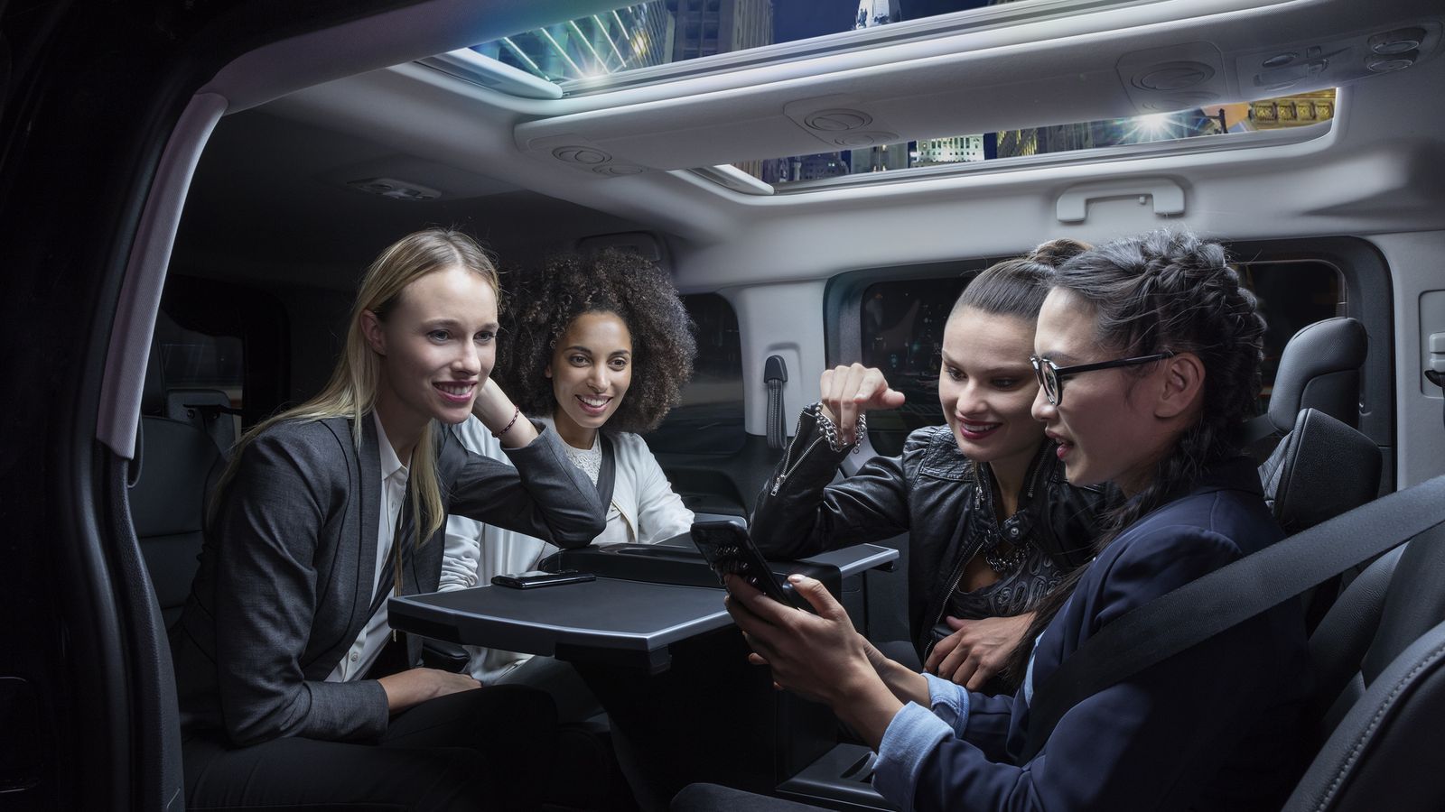 Este vehículo es muy versátil y tiene capacidad para hasta 9 plazas.