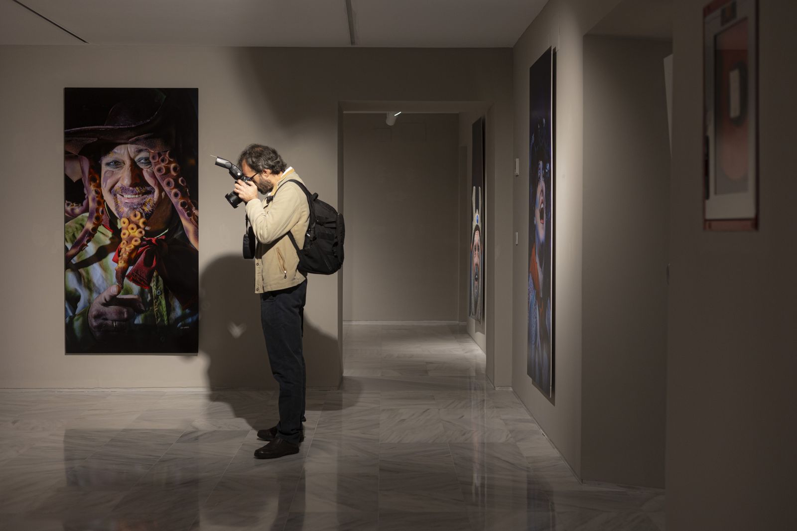 Inauguración de la exposición de Julio González "Carnaval de improviso. Retratos urgentes: la trastienda del COAC"  en la casa del carnaval.