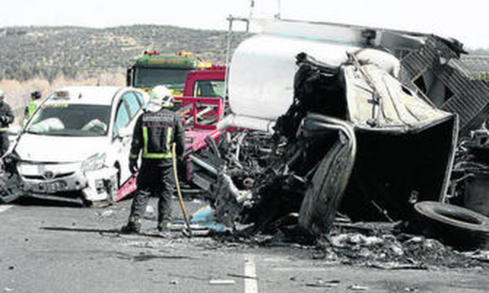 Un bombero trabaja en el lugar del accidente en la A-49, ayer por la mañana.
