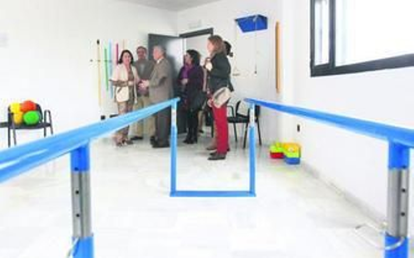 Ernesto Marín con Juana Aragón, a la izquierda de la imagen, con autoridades municipales y de Diputación durante la visita al edificio.