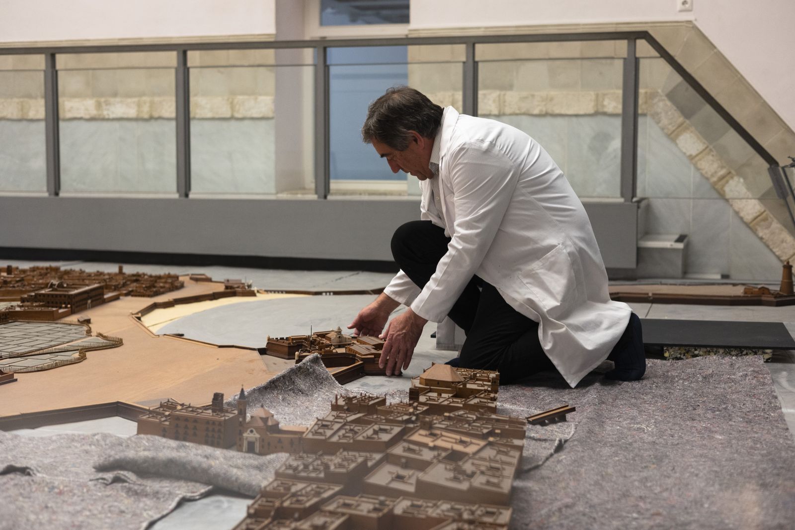 Imágenes del inicio de los trabajos de conservación y limpieza de la maqueta de Cádiz.
