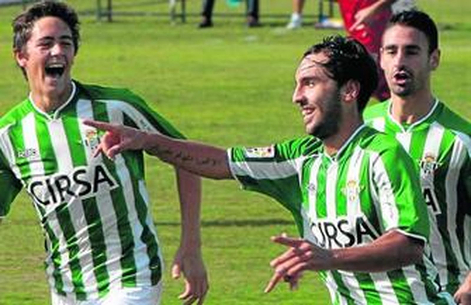 Nono dedica su gol, mientras Raíllo y Kike corren para felicitarlo, durante un encuentro disputado en la ciudad deportiva.
