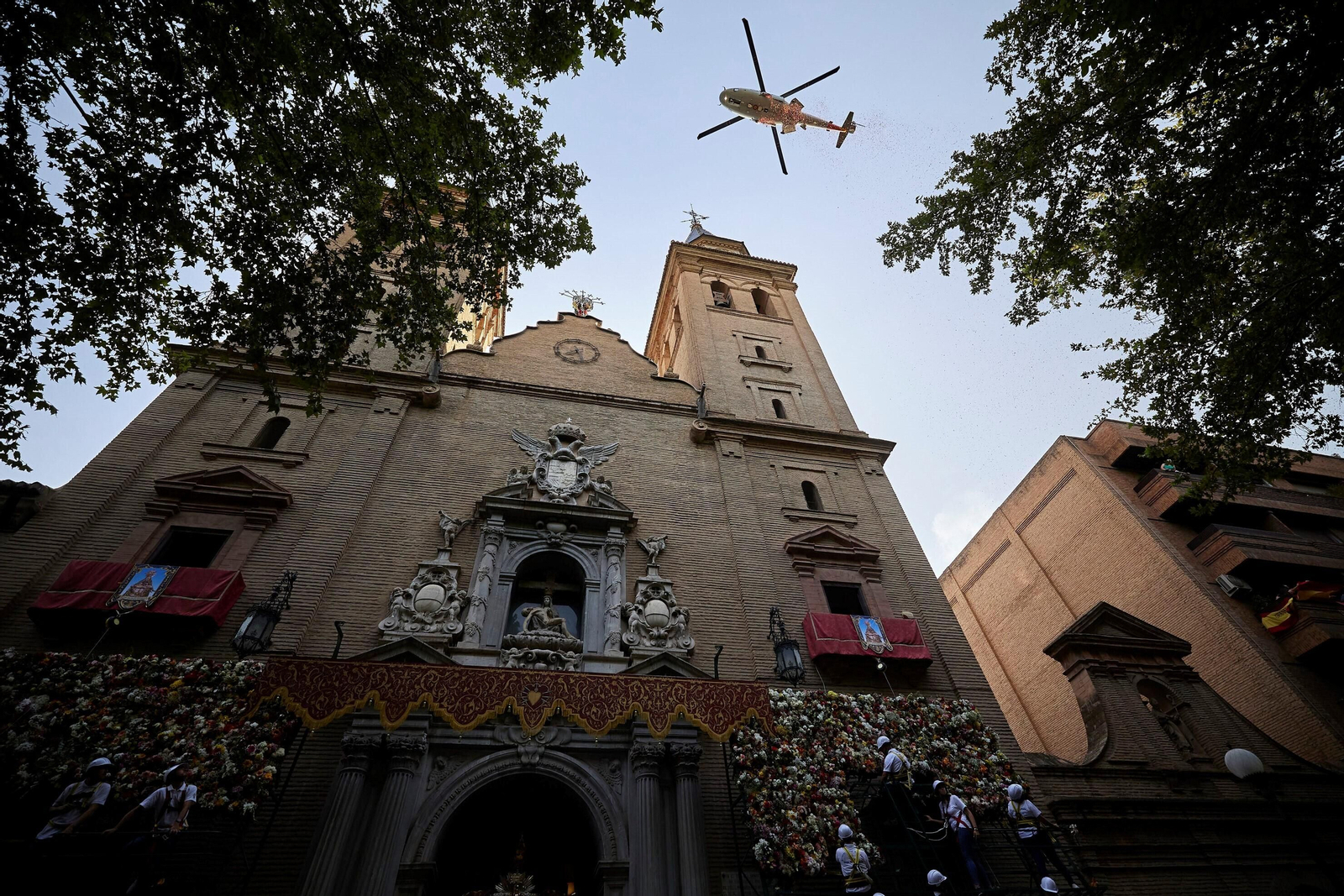 Granada se vuelca con la ofrenda floral en la Basílica de la Virgen de las Angustias