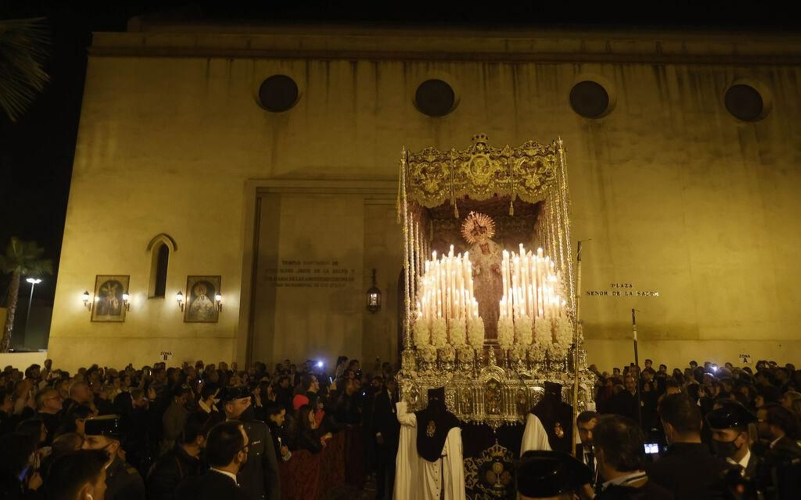 La Virgen de las Angustias sale del Santuario