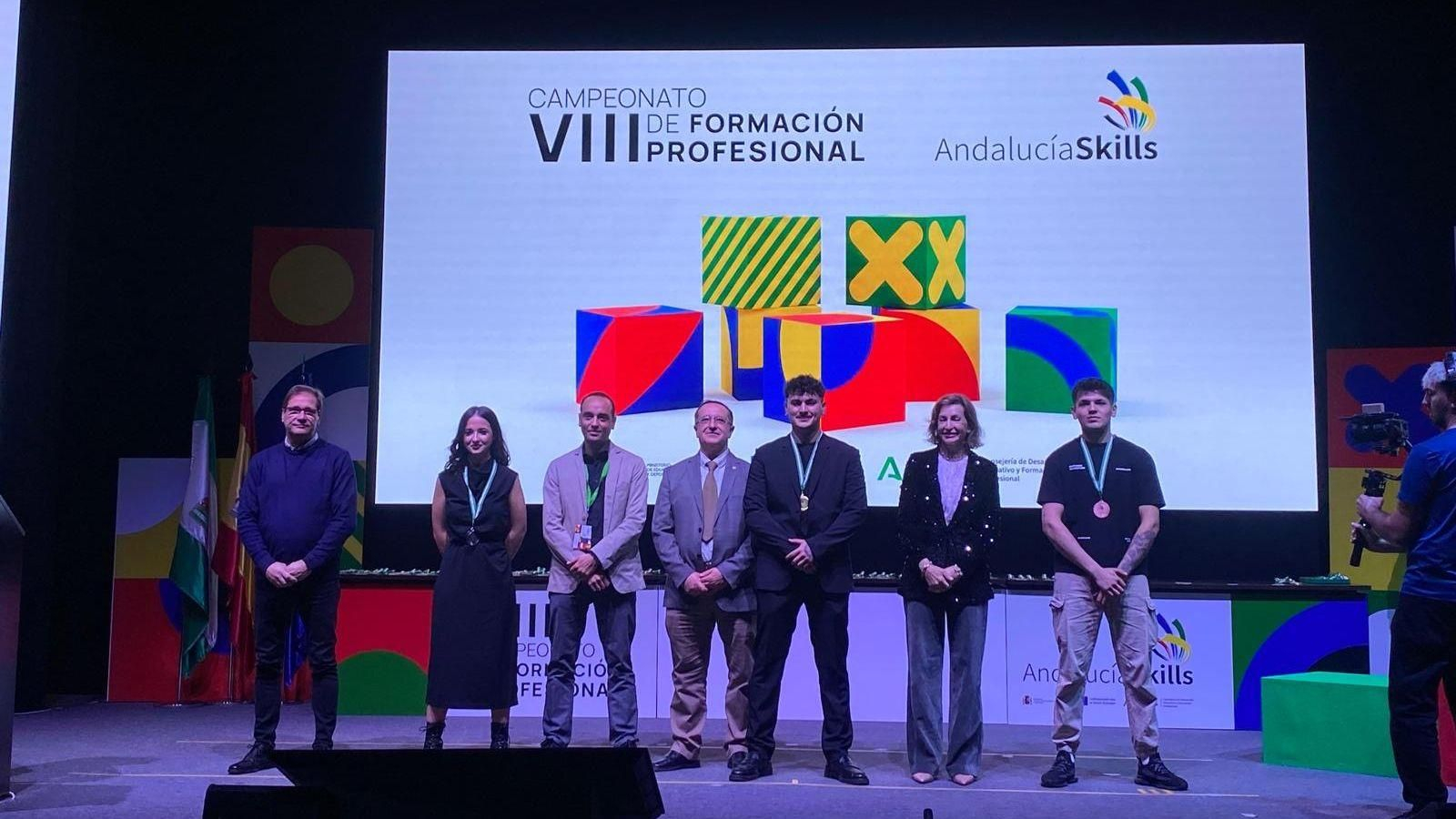 Algunos de los estudiantes granadinos premiados en el Campeonato Algunos de los estudiantes granadinos premiados en el Campeonato