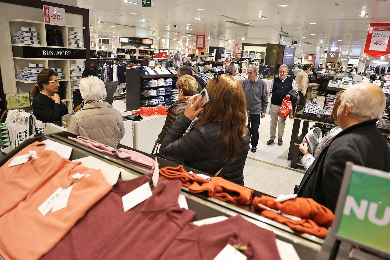 Imágenes del comienzo de las rebajas en Huelva