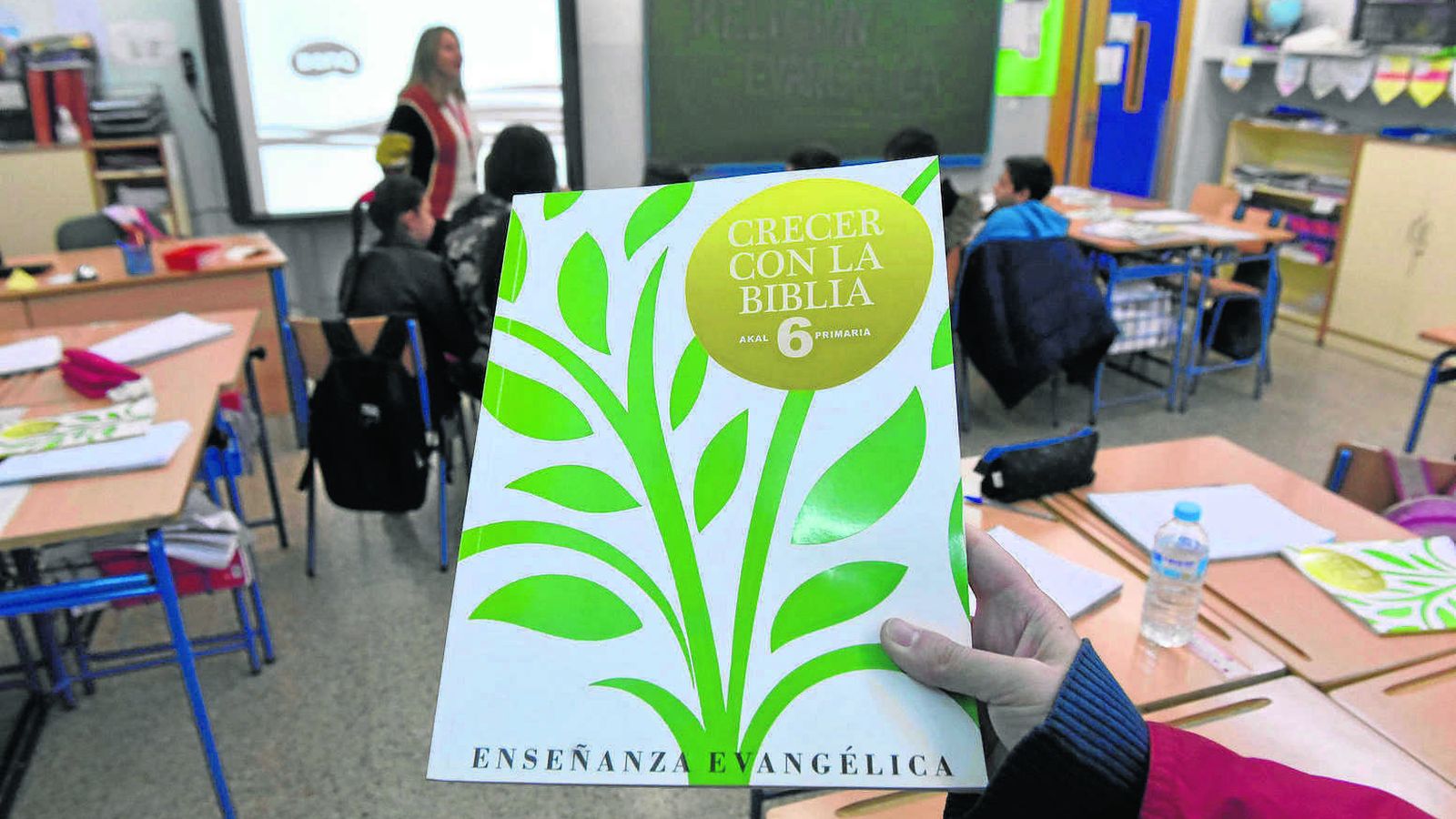 Libro de texto de Primaria en la clase de la profesora Rosario Ortiz.