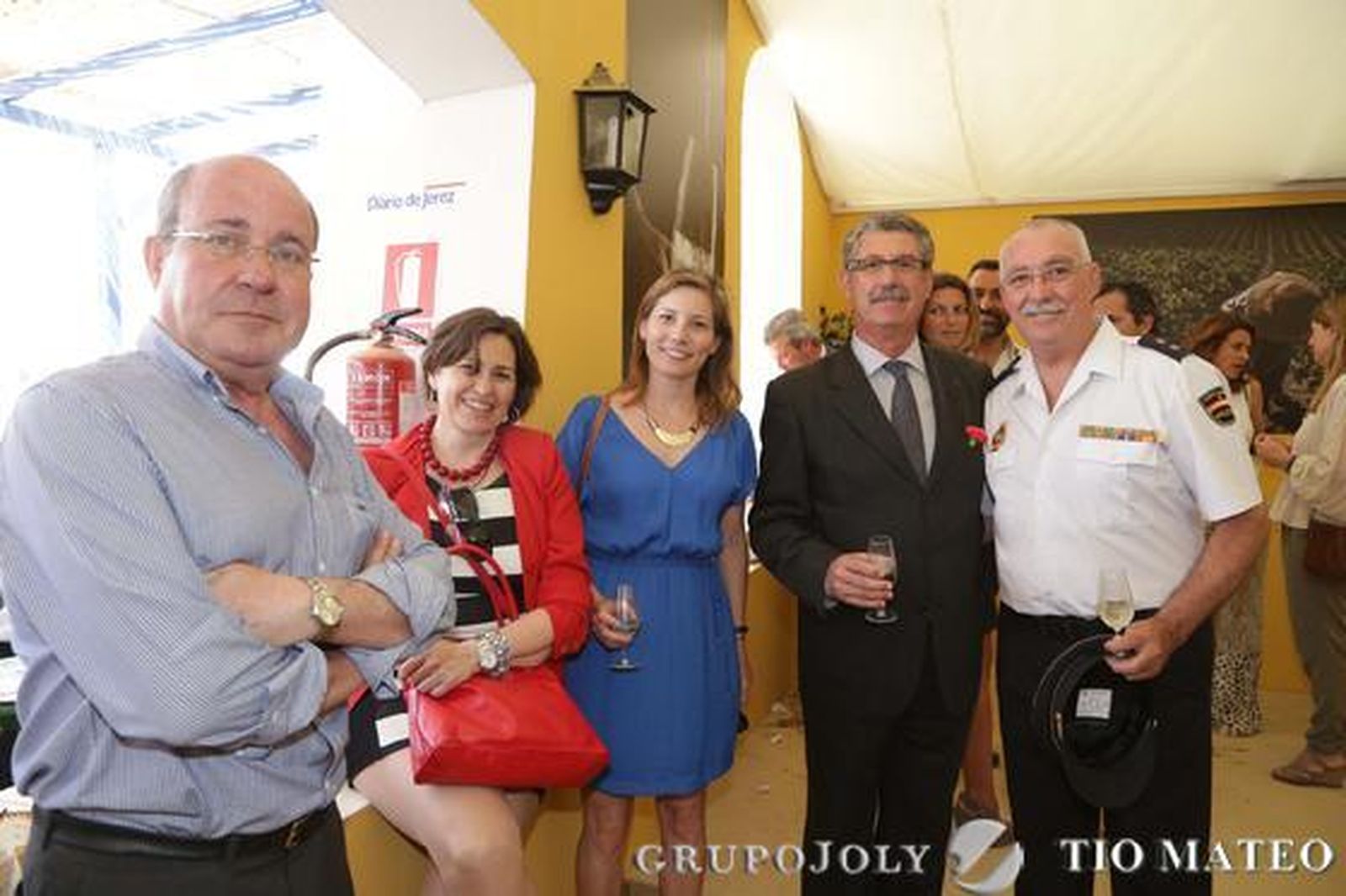 Manuel de la Peña, exdirector de Diario de Jerez y Diario de Cádiz, junto a María del Mar Arroyo, de prensa de Ifeca, Marta González, comercial de Diario de Cádiz en San Fernando, Sebastián García, de Tragsa, y Antonio Padillo, presidente de la asociación Santo Ángel. 

Foto: Vanesa Lobo