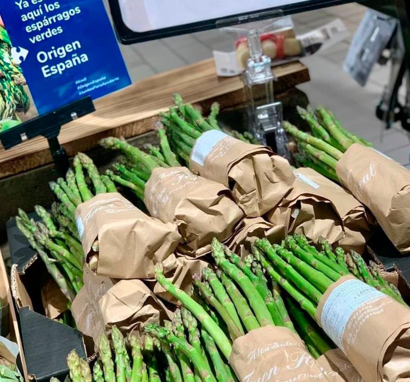 El espárrago andaluz expuesto en una de las tiendas de Carrefour