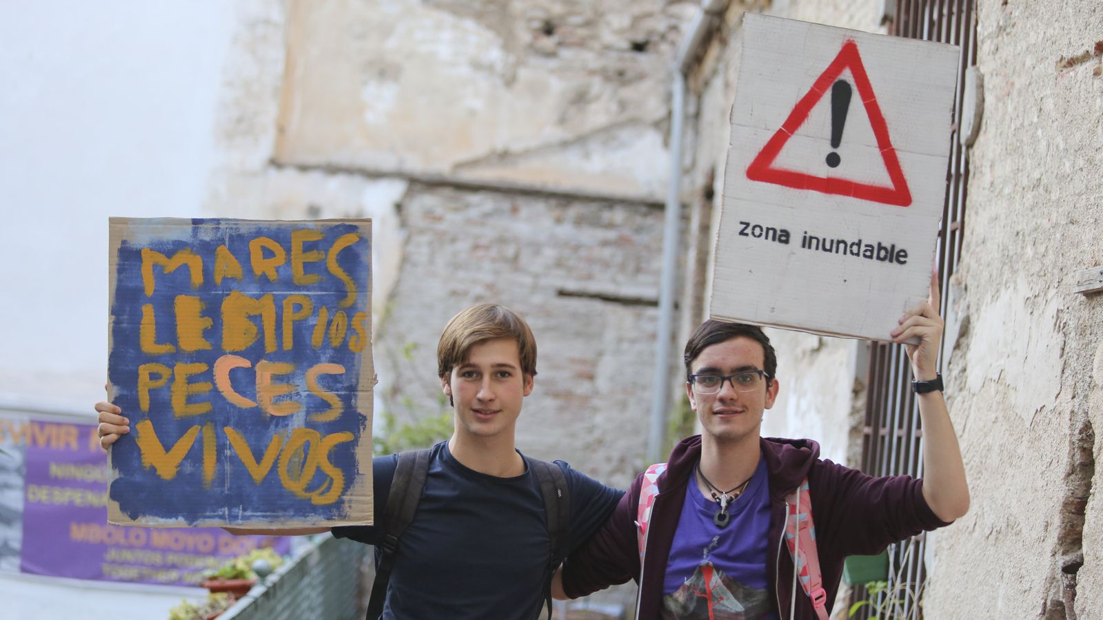 Alejandro Soriano y Álvaro Chicón sostienen dos carteles contra el cambio climático.