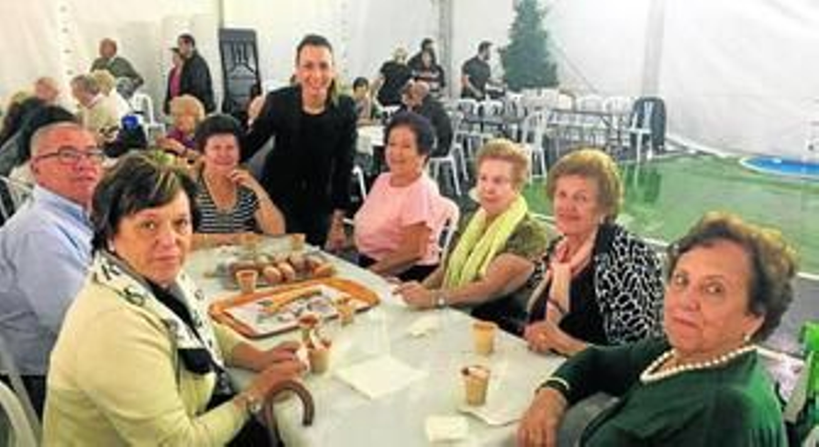 La concejal Belén Martínez con un grupo de mayores asistentes al acto.