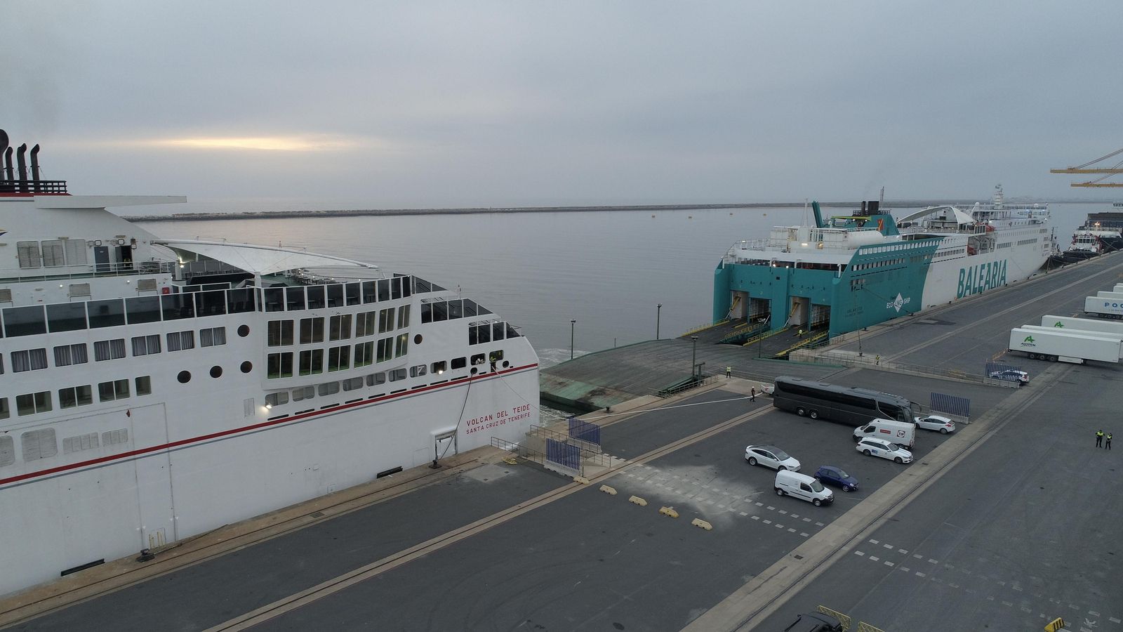 Rampa ro-ro actual que da servicio a los buques de la línea entre Huelva y Canarias. Rampa ro-ro actual que da servicio a los buques de la línea entre Huelva y Canarias.
