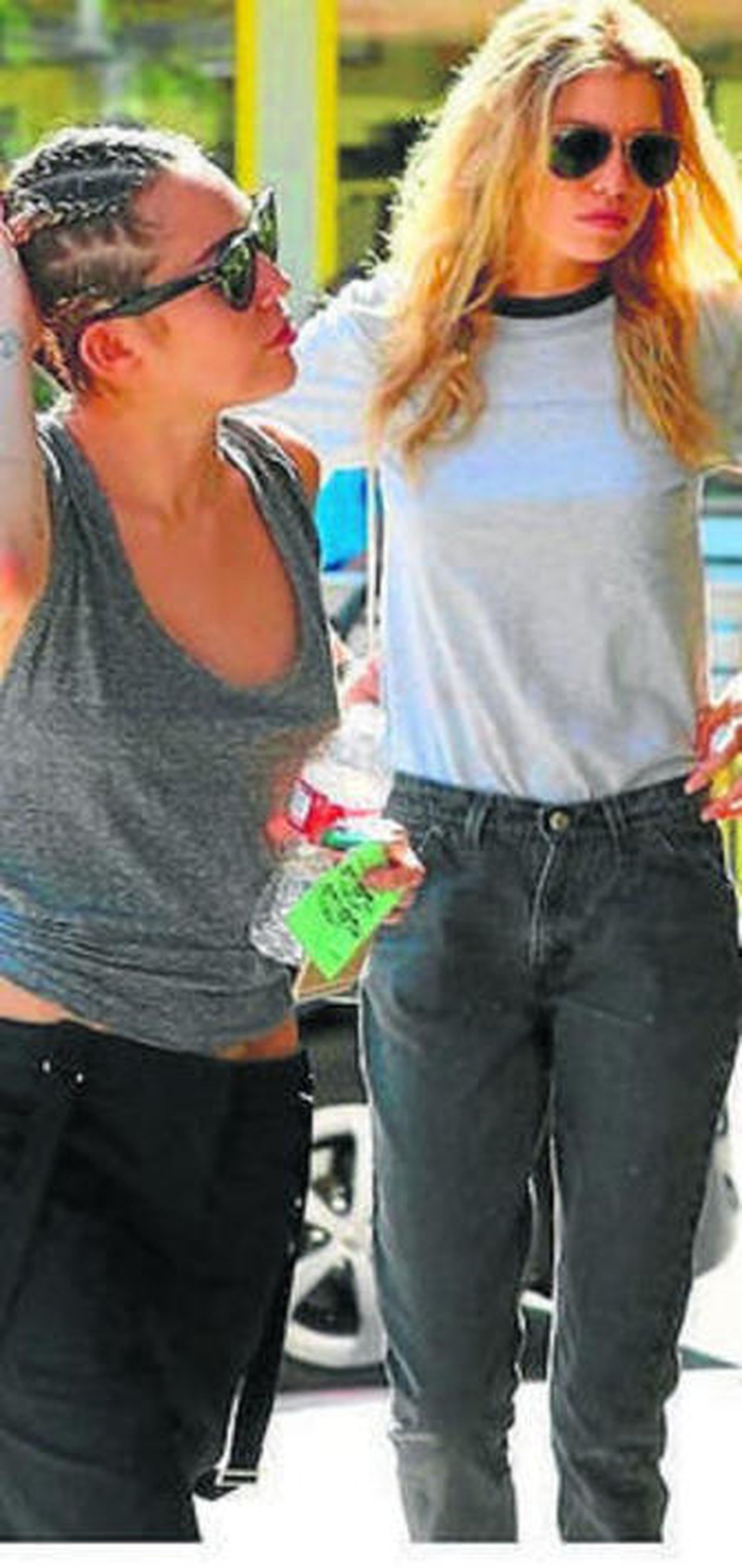 Miley Cyrus pasea su amor con Stella Maxwell