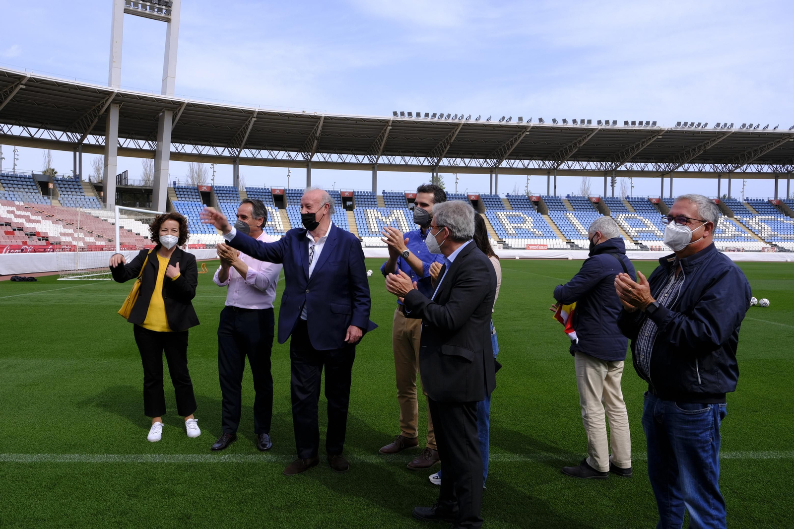 Fotogalería de la visita de Vicente del Bosque al equipo Genuine de la Fundación U.D. Almería