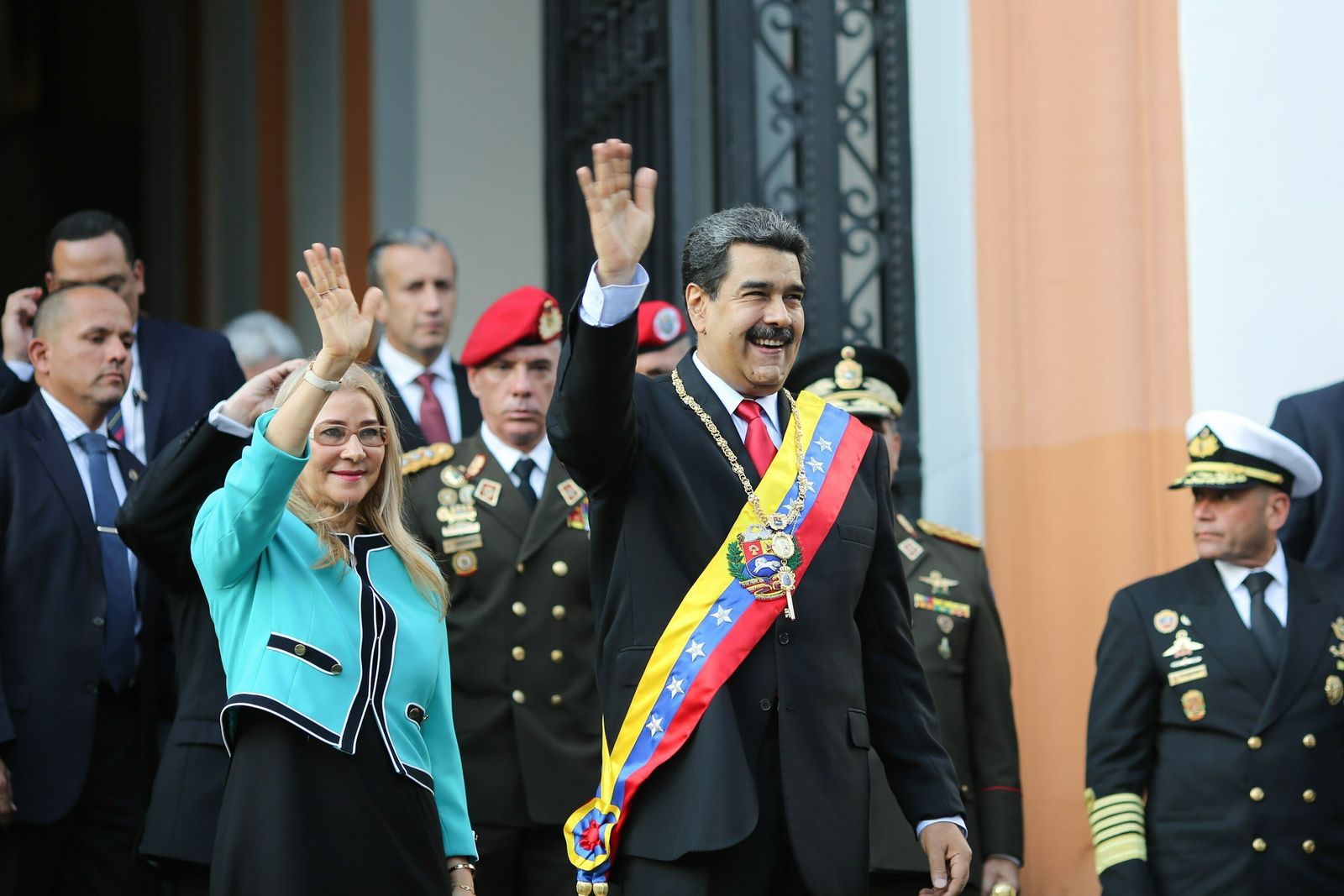 Nicolás Maduro saluda junto a su esposa en un acto en Caracas.