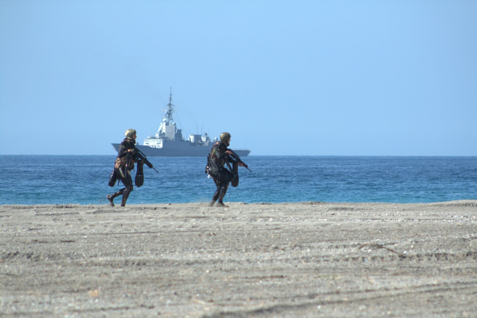 Paracaidistas, aviones y persecuciones marítimo-terrestres, los ensayos de las Fuerzas Armadas en Motril, en imágenes