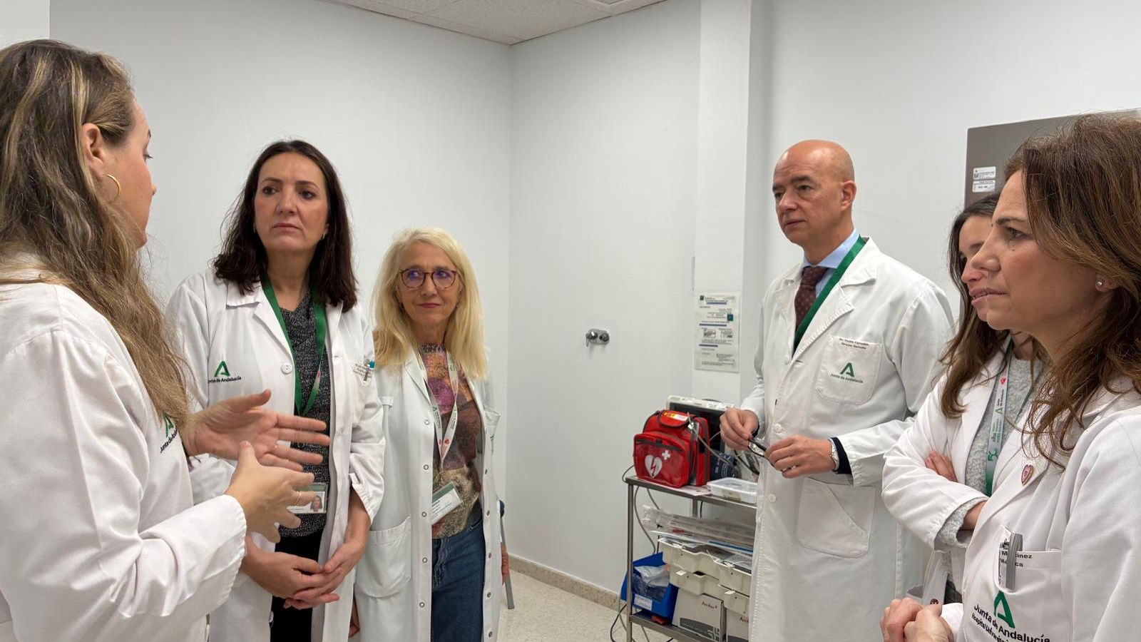 Equipo directivo y profesionales de Alergología e Inmunología visitan el Hospital de Día.