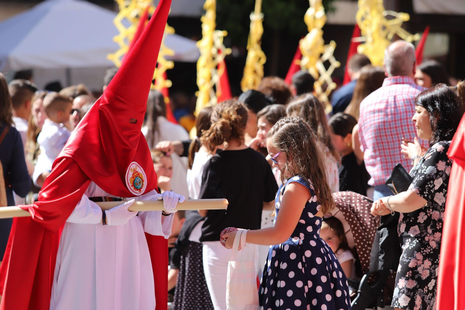 Imágenes del recorrido de la Borriquita  por las calles de Huelva