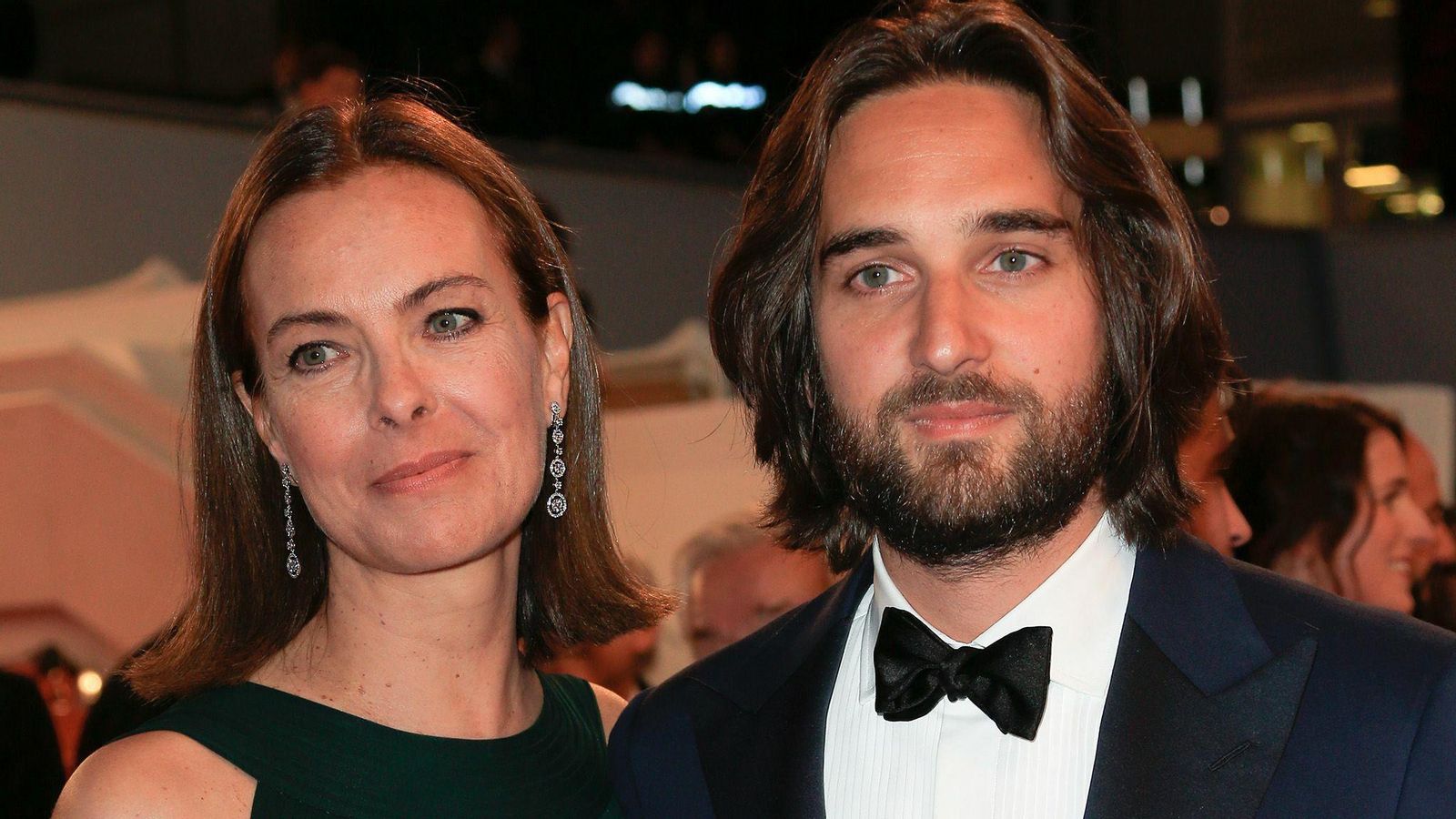Dimitri con su madre, la actriz Carole Bouquet.