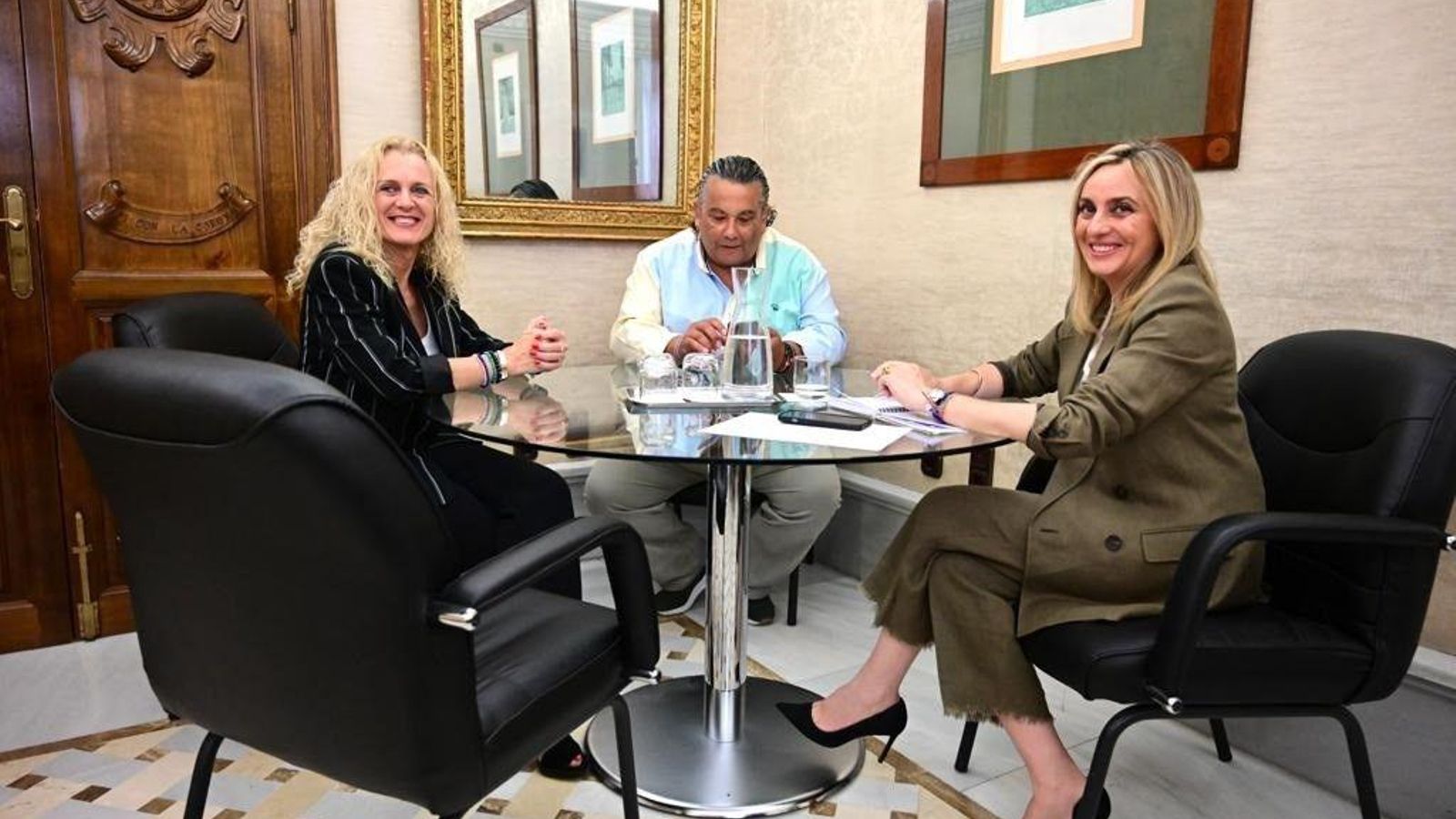 La alcaldesa, la concejal de Comercio y el presidente del Centro Comercial Abierto de Granada