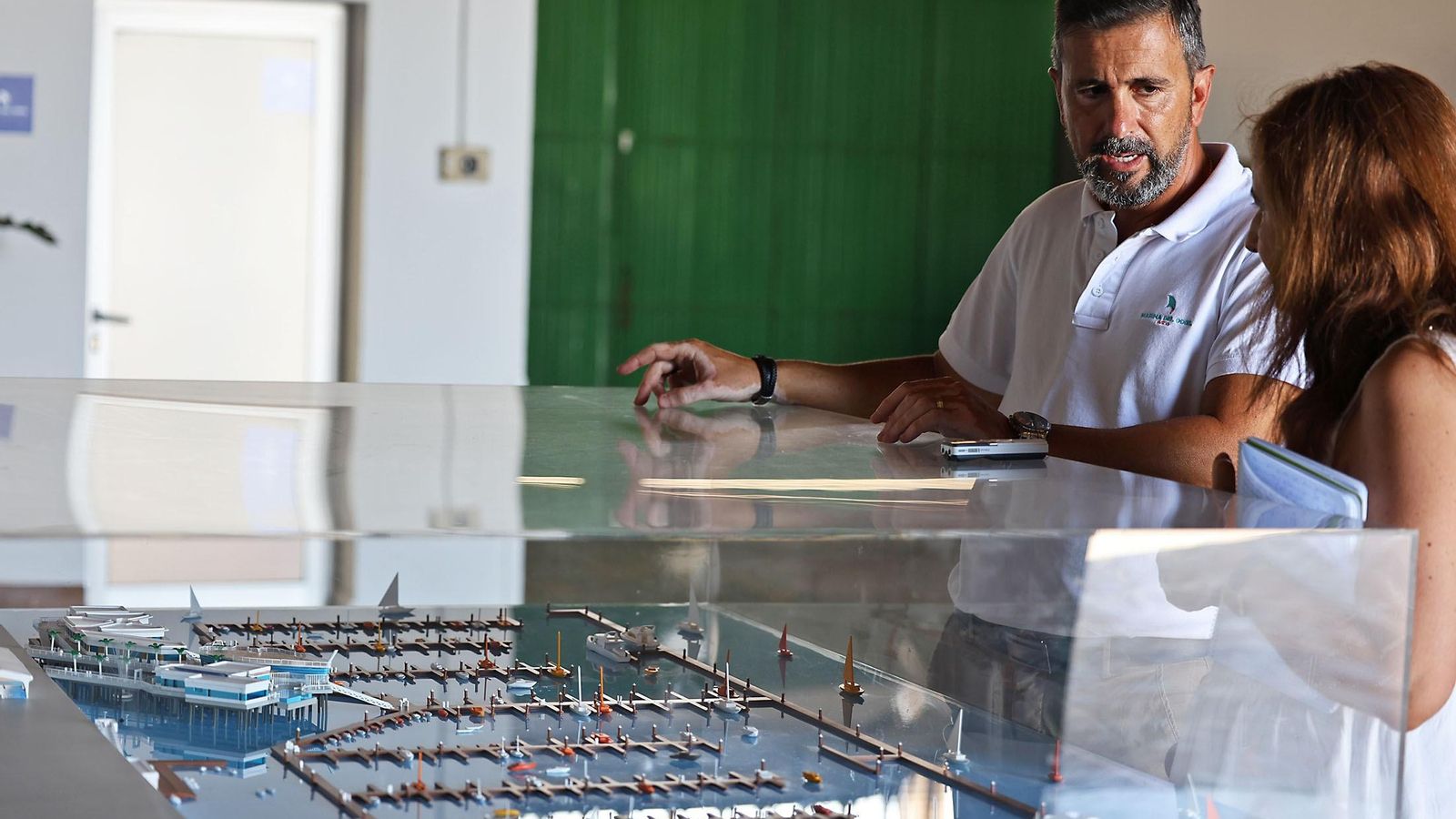Gerente de Marina del Odiel con la maqueta del proyecto.
