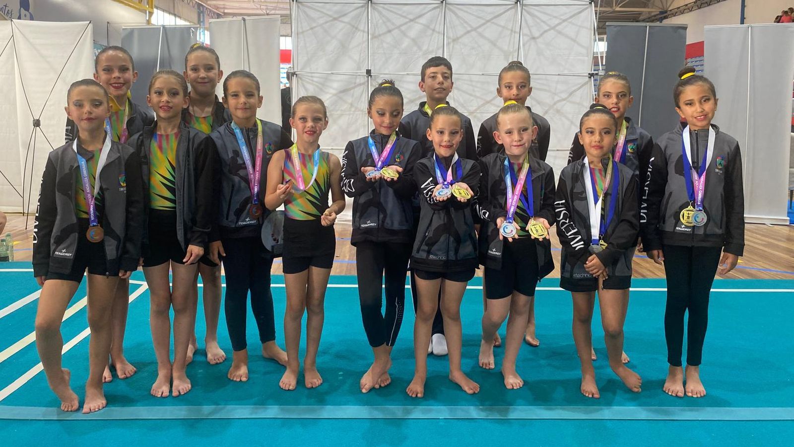 Las gimnastas más pequeñas del Club Diversia, con sus medallas