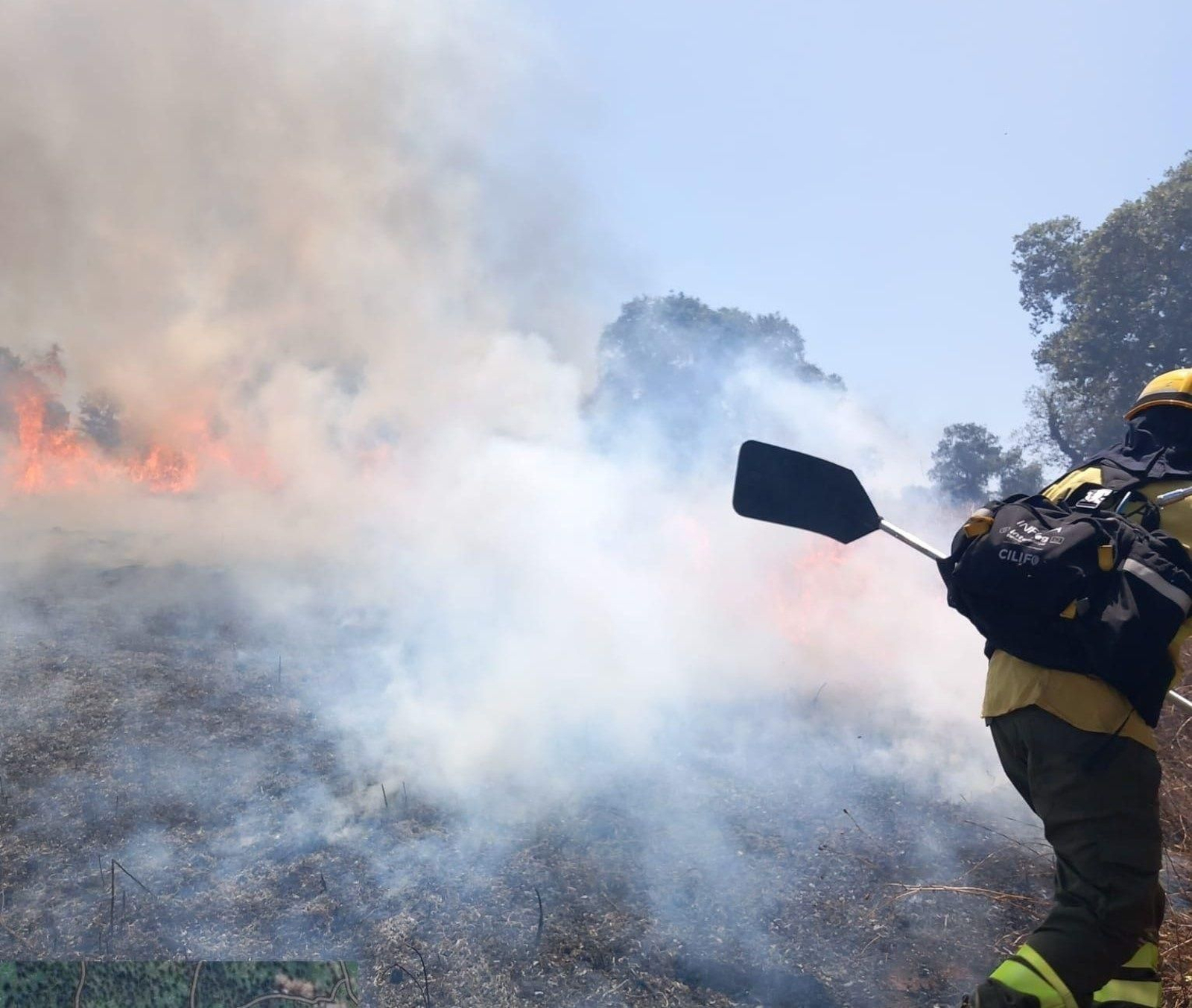 Un bombero forestal  lucha contra las llamas en un incendio forestal en Villanueva de Córdoba