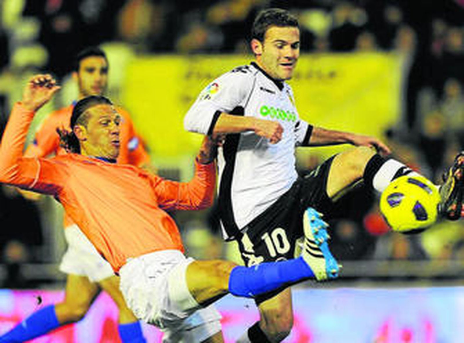 Demichelis intenta frenar un avance del valencianista Mata.