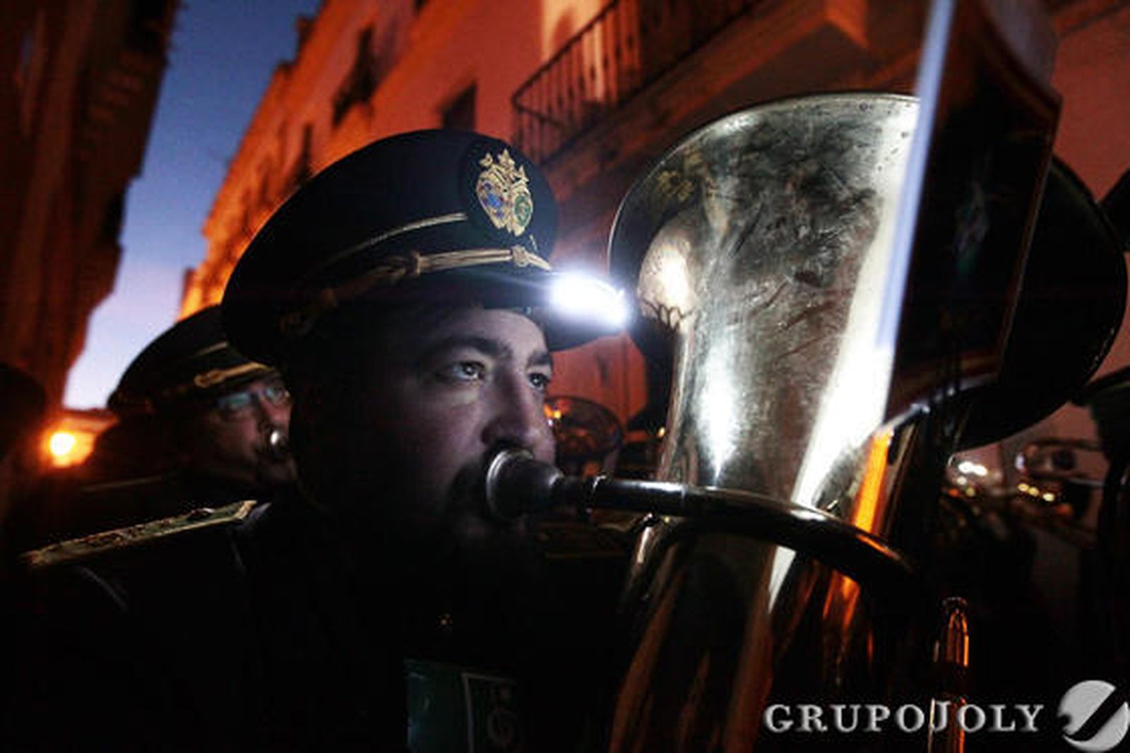 Un músico de La Sentencia utiliza una luz para leer las partituras.

Foto: Jose Contreras