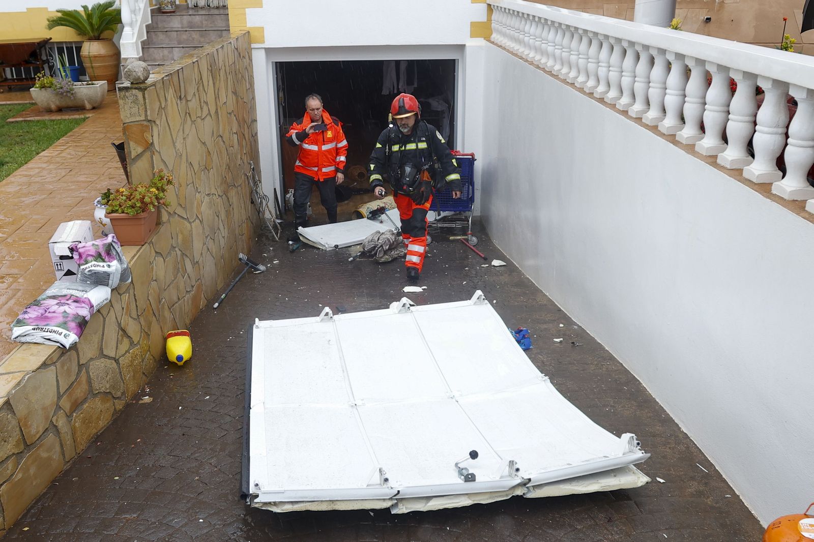 Dos bomberos trabajan en los desperfectos causados en un garaje (Castellón)