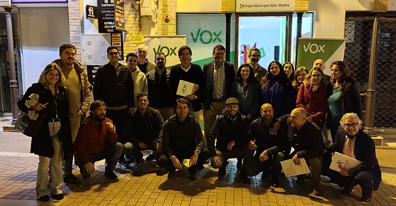 Foto de familia de Vox Huelva.