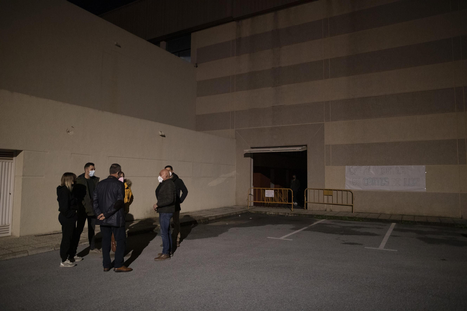 El alcalde de Pinos Puente se encierra contra los cortes de luz, en imágenes