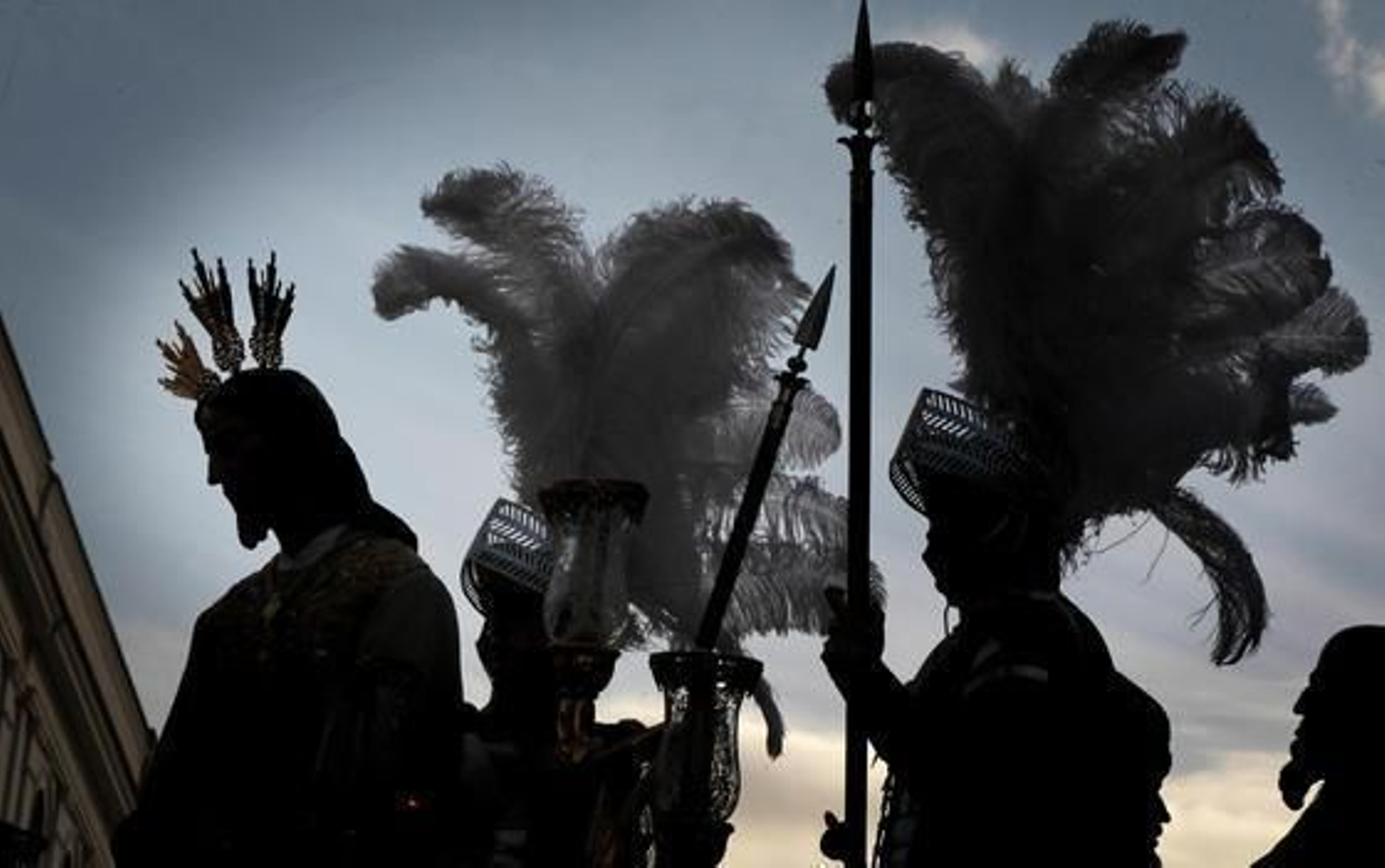 Contraluz de Jesús del Consuelo ante su eterna escolta de romanos cuyos penachos, a pesar de lo avanzado de la tarde, aún dejan pasar la luz.

Foto: Miguel Angel Gonzalez