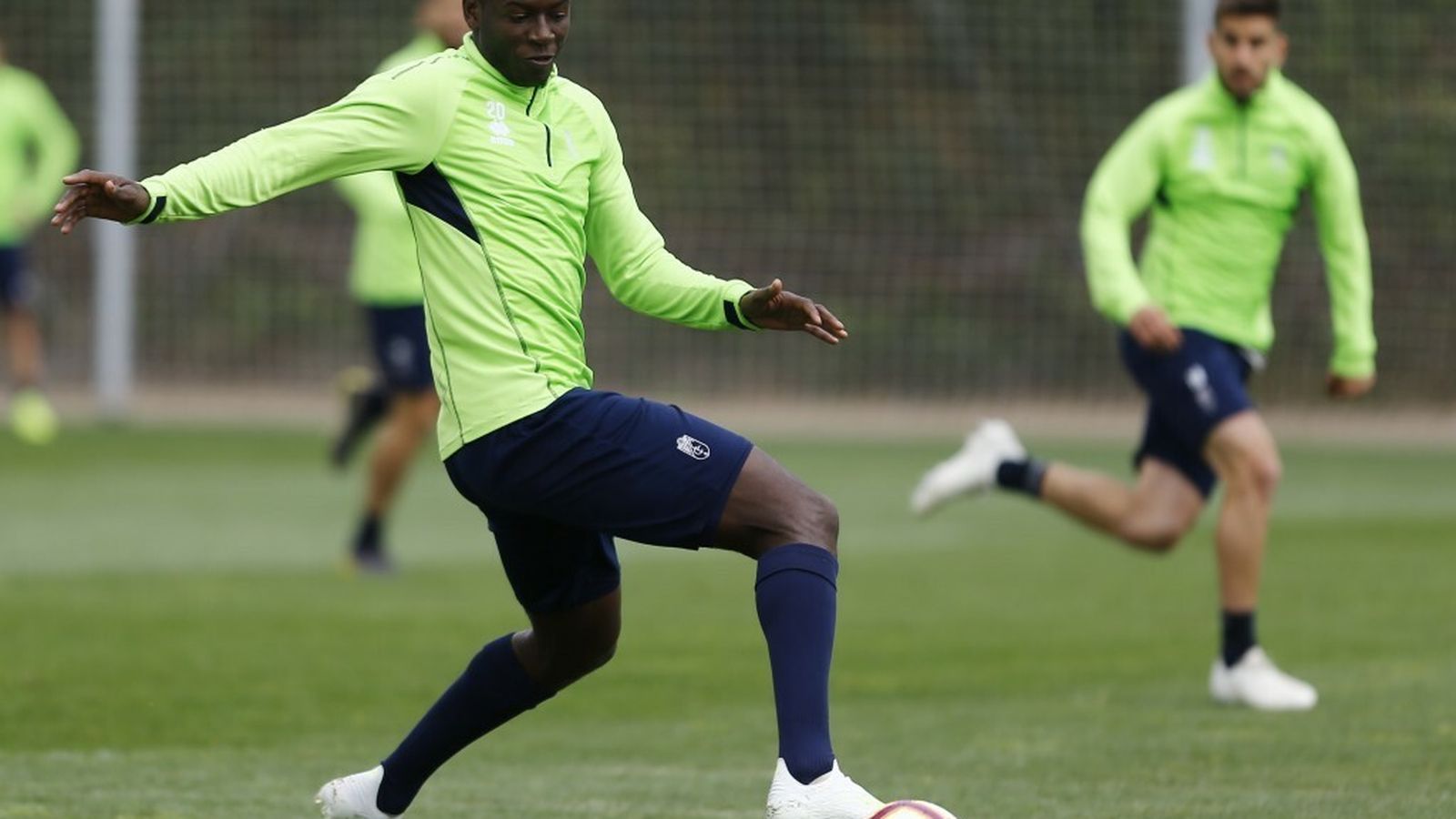 Adrián Ramos controla el balón en la Ciudad Deportiva